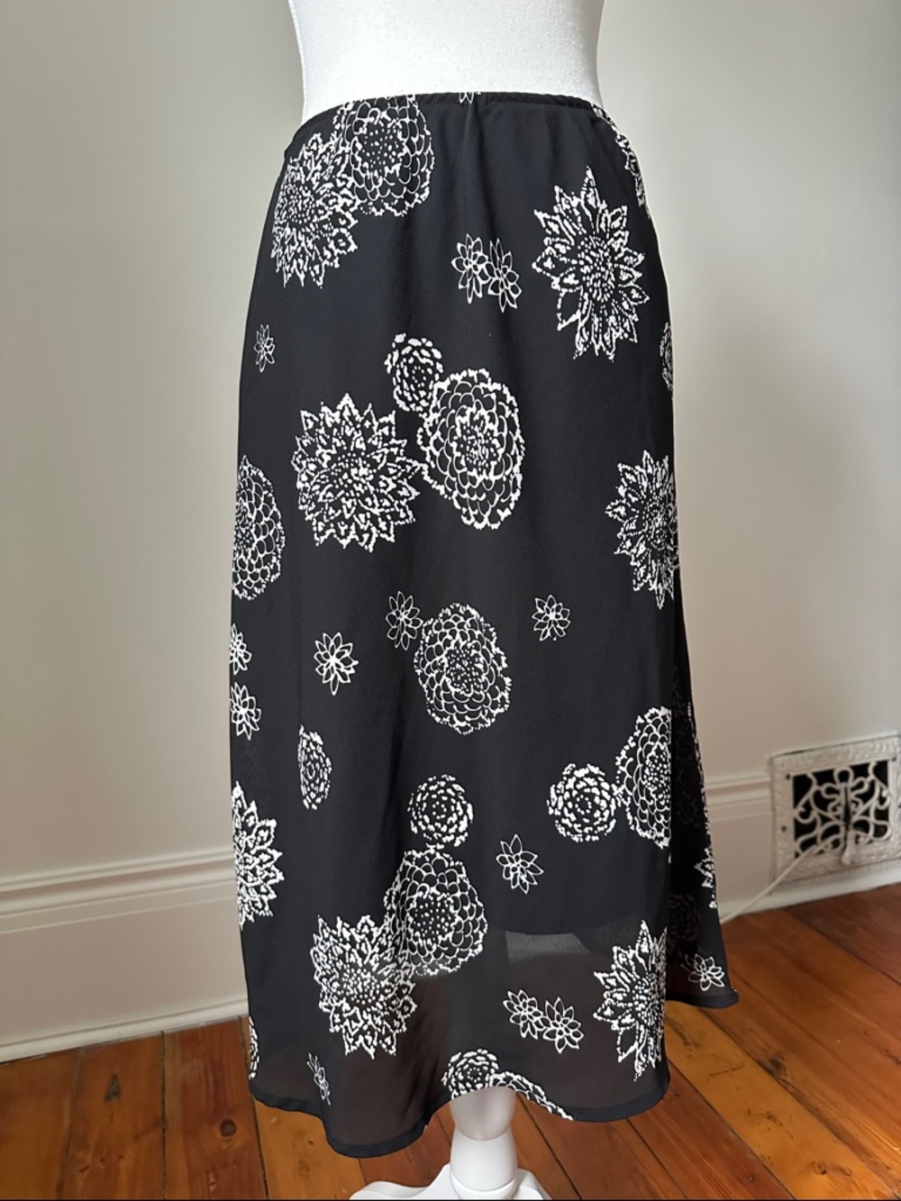 UNBRANDED Y2K Black Floral Whimsigoth‎ Fairy Cottage Boho Midi Skirt Size Medium